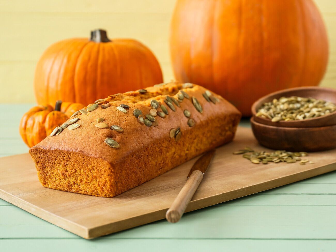 Випікайте хліб у розігрітій до +250 °С духовці 10 хвилин під кришкою, потім зніміть кришку, зменште температуру до 210 °C і випікайте ще 25 хвилин