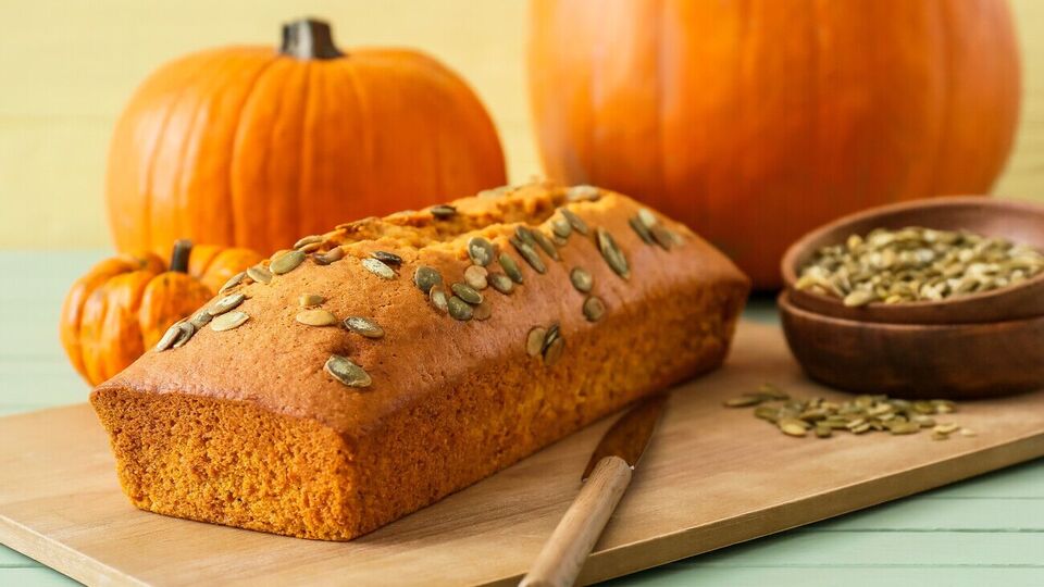 Випікайте хліб у розігрітій до +250 °С духовці 10 хвилин під кришкою, потім зніміть кришку, зменште температуру до 210 °C і випікайте ще 25 хвилин