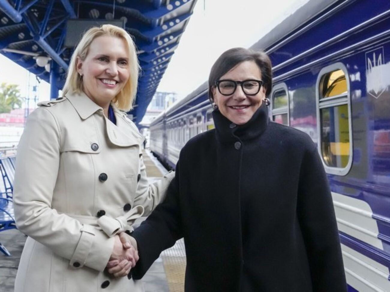 Прицкер (справа) встретила посол США Бринк (слева)