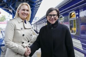 Прицкер (справа) встретила посол США Бринк (слева)