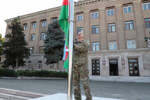 Алиев поднял флаг Азербайджана на территории Карабаха