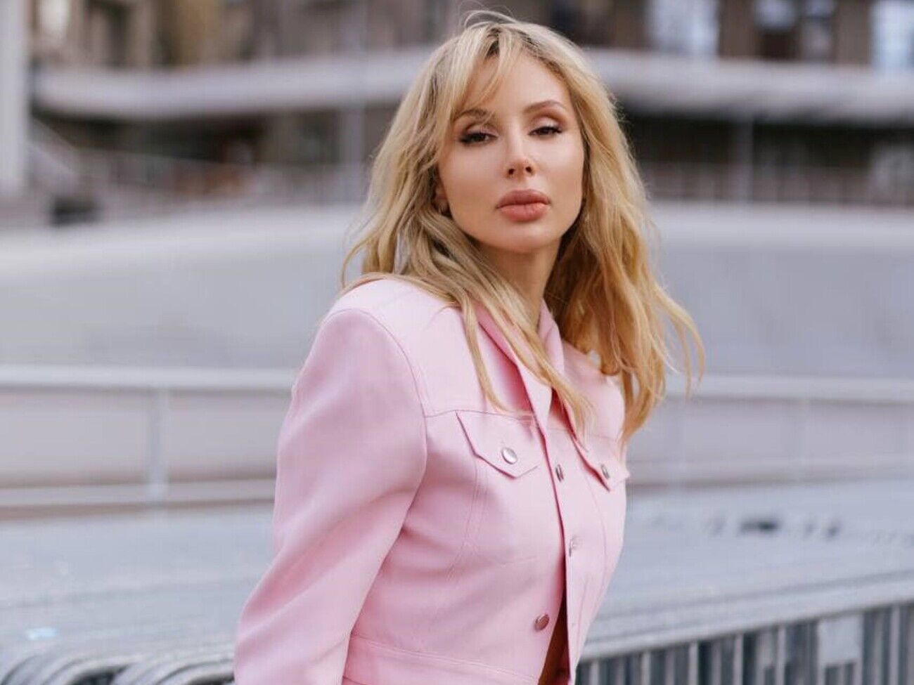 До полномасштабного вторжения РФ в Украину Loboda участвовала в многочисленных российских шоу и гастролировала по РФ с концертами