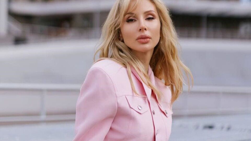 До полномасштабного вторжения РФ в Украину Loboda участвовала в многочисленных российских шоу и гастролировала по РФ с концертами