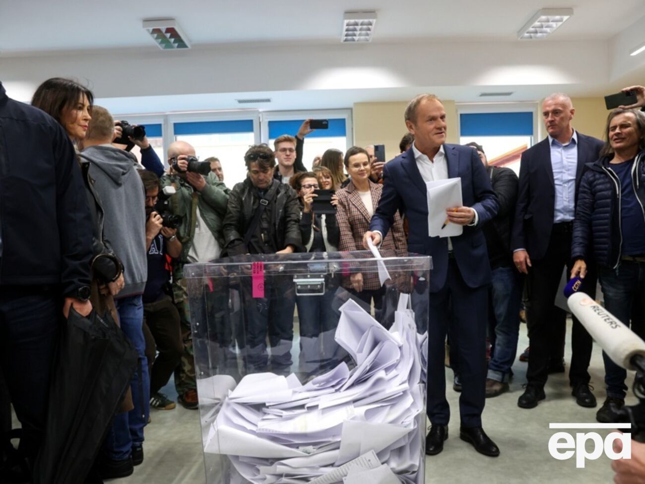 Туск (с бюллетенем), возглавляющий оппозиционную "Гражданскую коалицию", вероятно, получит право сформировать правительство Польши