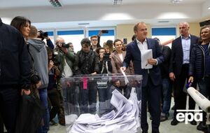Туск (с бюллетенем), возглавляющий оппозиционную "Гражданскую коалицию", вероятно, получит право сформировать правительство Польши