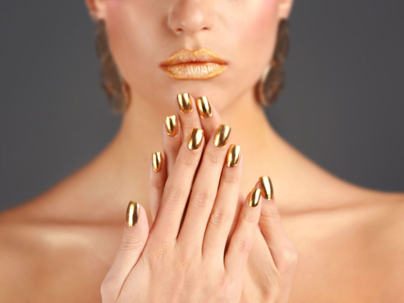 Мастер использовала золотистую основу