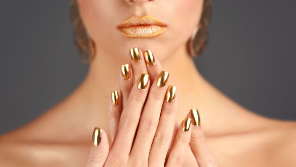 Мастер использовала золотистую основу