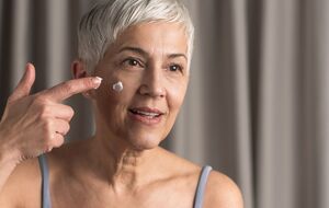 По словам эксперта, кремы с глицерином хорошо использовать, если вы находитесь во влажном климате