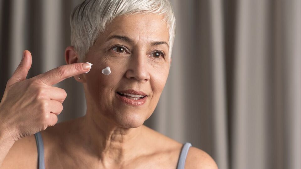 По словам эксперта, кремы с глицерином хорошо использовать, если вы находитесь во влажном климате