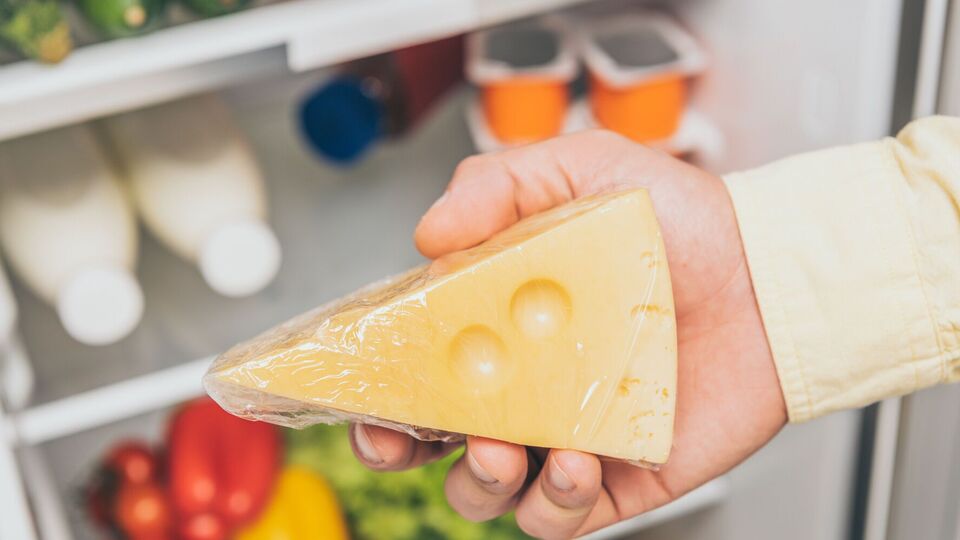 Сыр нельзя долго держать в пищевой пленке