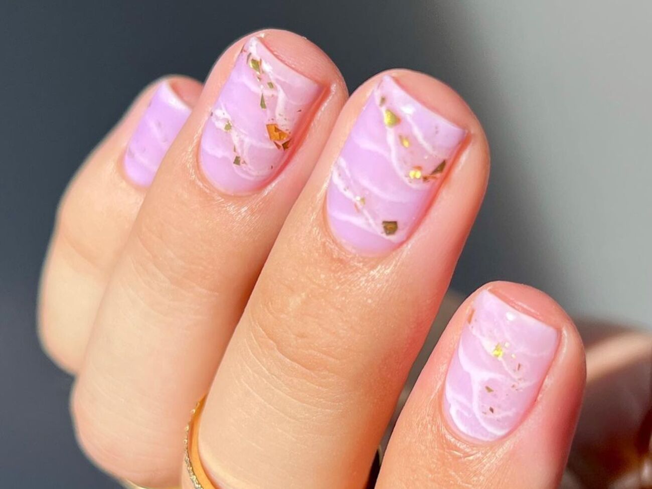 В маникюре можно использовать золотой глиттер