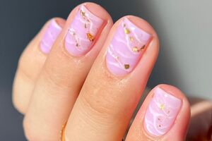 В маникюре можно использовать золотой глиттер