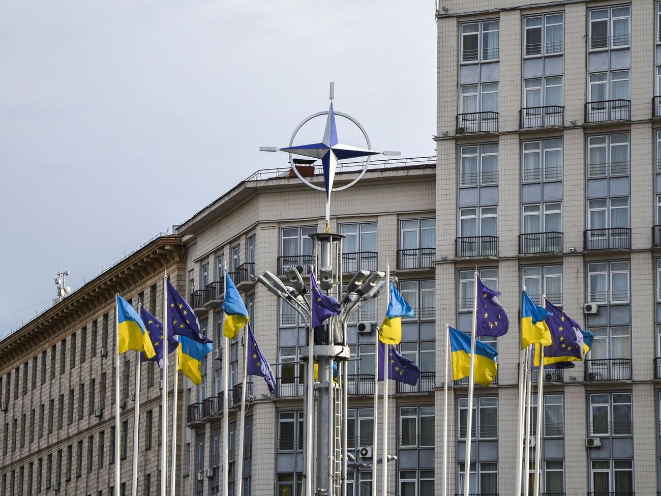 54% громадян впевнені, що для України важливіше вступити в НАТО