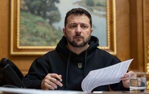 Зеленский отметил, что в ходе беседы со Стере они договорились начать переговоры по двустороннему документу о гарантиях безопасности на основе декларации G7