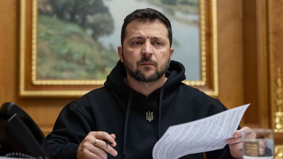 Зеленский отметил, что в ходе беседы со Стере они договорились начать переговоры по двустороннему документу о гарантиях безопасности на основе декларации G7