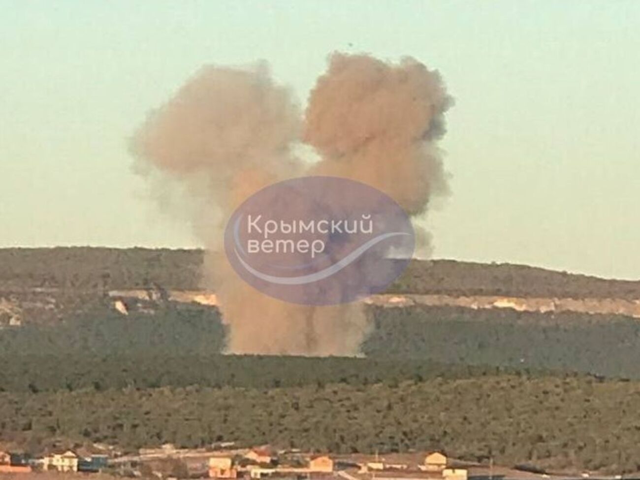 В районе Севастополя слышали взрывы и видели дым