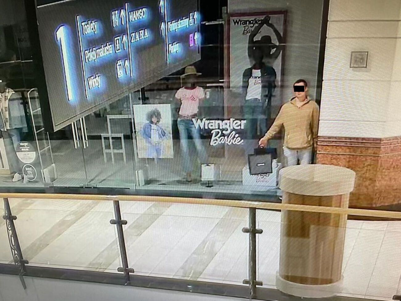 Мужчина выдавал себя за манекена, дожидаясь закрытия ТЦ