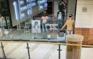 Мужчина выдавал себя за манекена, дожидаясь закрытия ТЦ