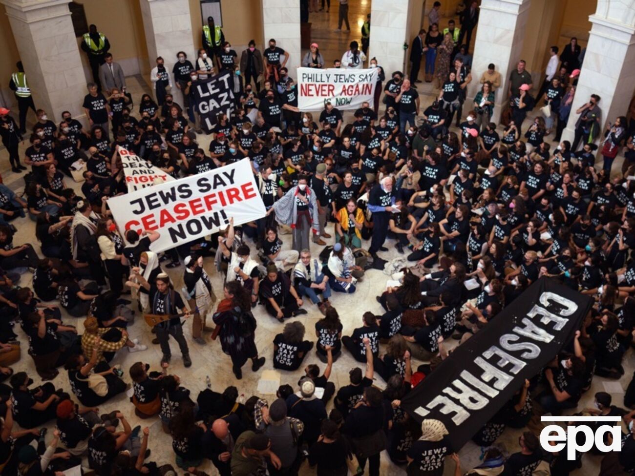 В полиции утверждают, что пришедшие в Капитолий вели себя громко