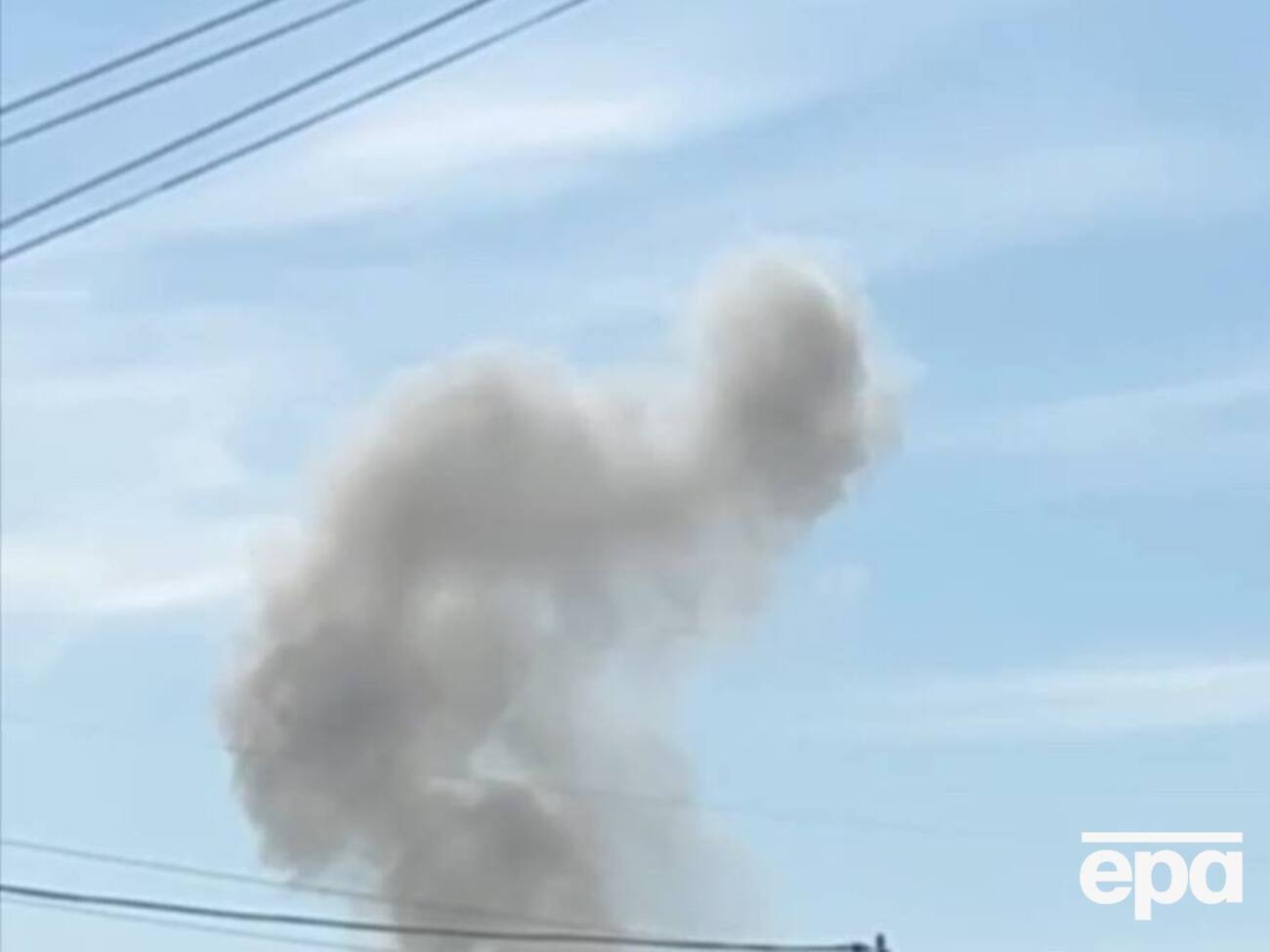 В окрестностях Днепра видно задымление после прилета российской ракеты