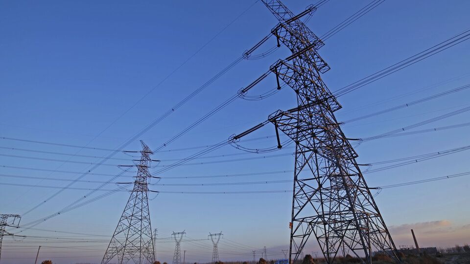 Глава "Оператора рынка" уточнил, что речь идет о максимальной предельной цене в размере €4 тыс. за МВт-ч и о минимальной в размере €0 за МВт-ч