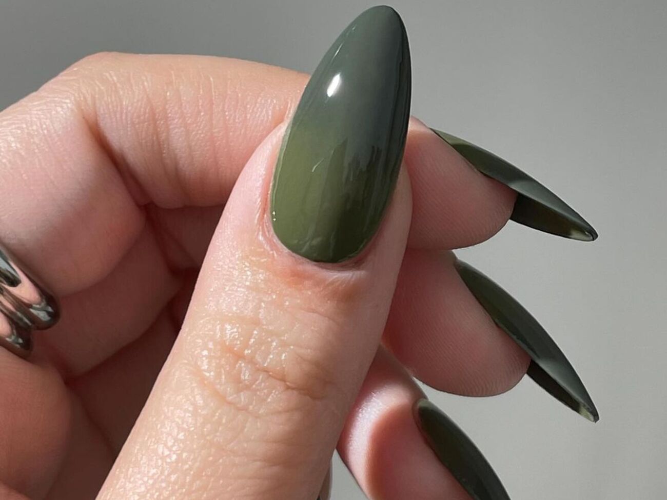 Анахи представила темный вариант омбре