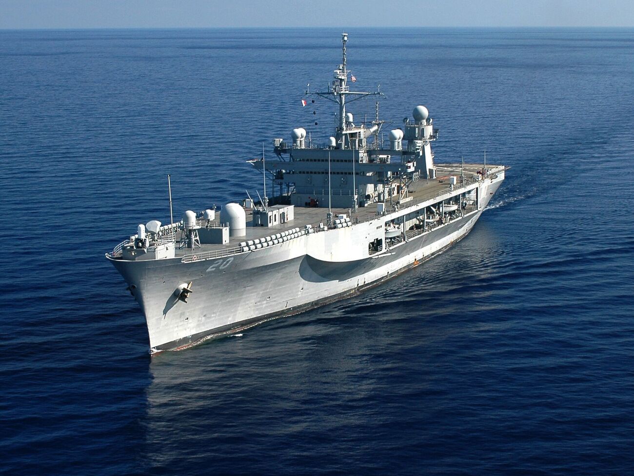 USS Mount Whitney (LCC 20) (на фото) висунувся ближче до Ізраїлю як доповнення до авіаносців USS Gerald R. Ford і USS Dwight D. Eisenhower