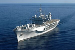 USS Mount Whitney (LCC 20) (на фото) выдвинулся ближе к Израилю в дополнение к авианосцам USS Gerald R. Ford и USS Dwight D. Eisenhower