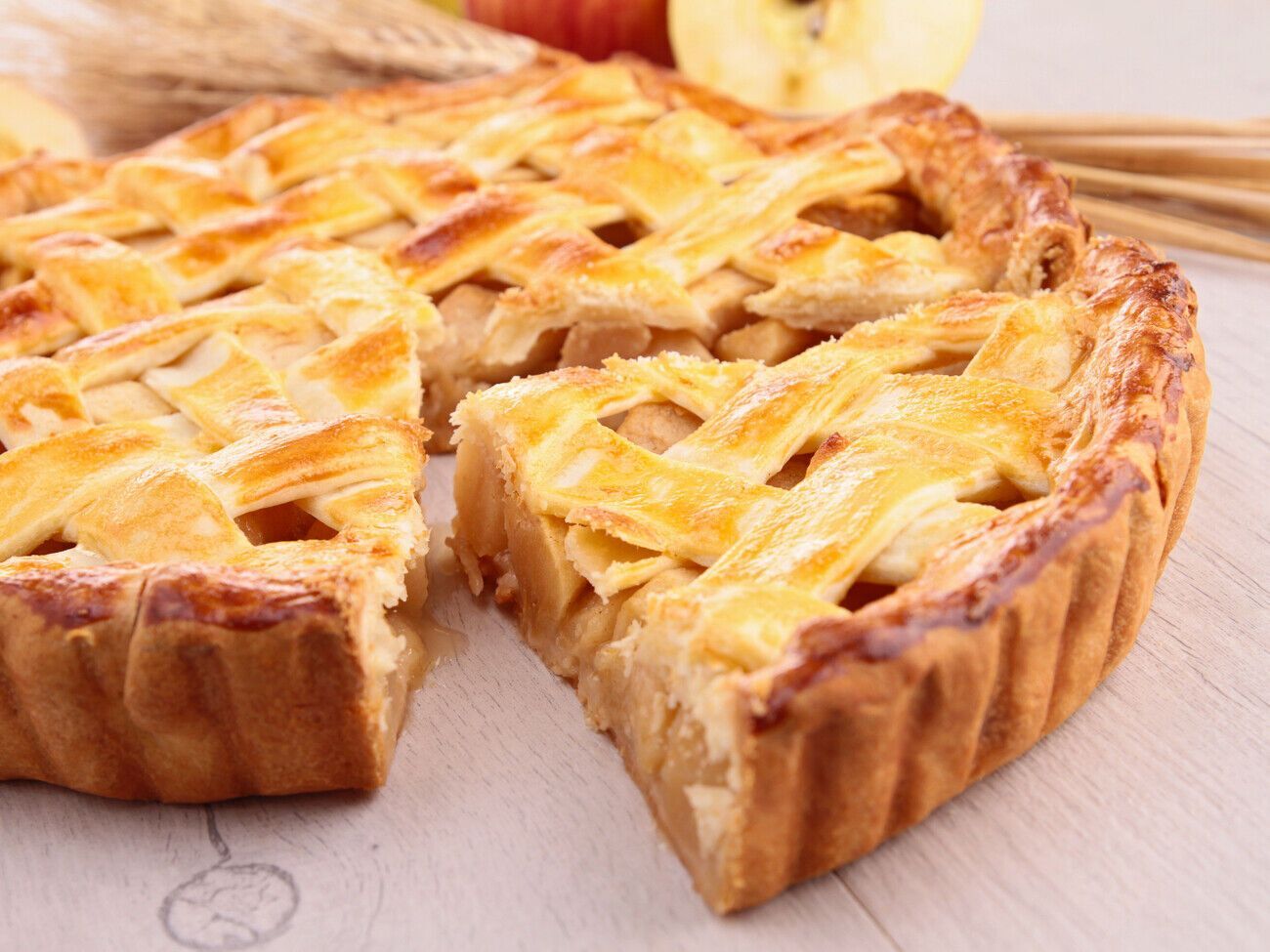 Пирог с яблоками нужно выпекать при 180 °С приблизительно 40 мин.