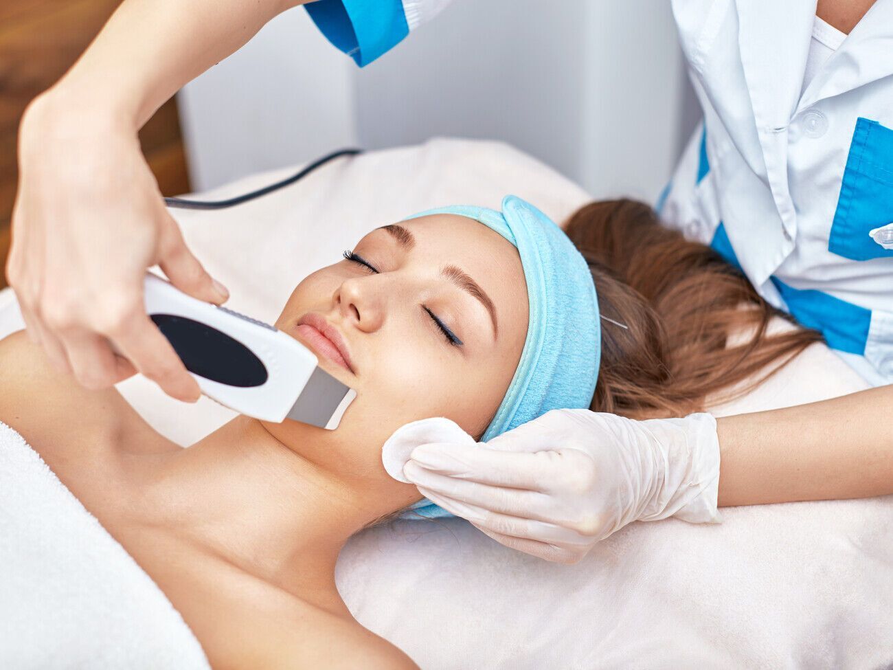 После чистки лица кожа приобретает равномерный оттенок, суживаются поры, выравнивается рельеф, уменьшается количество воспалений