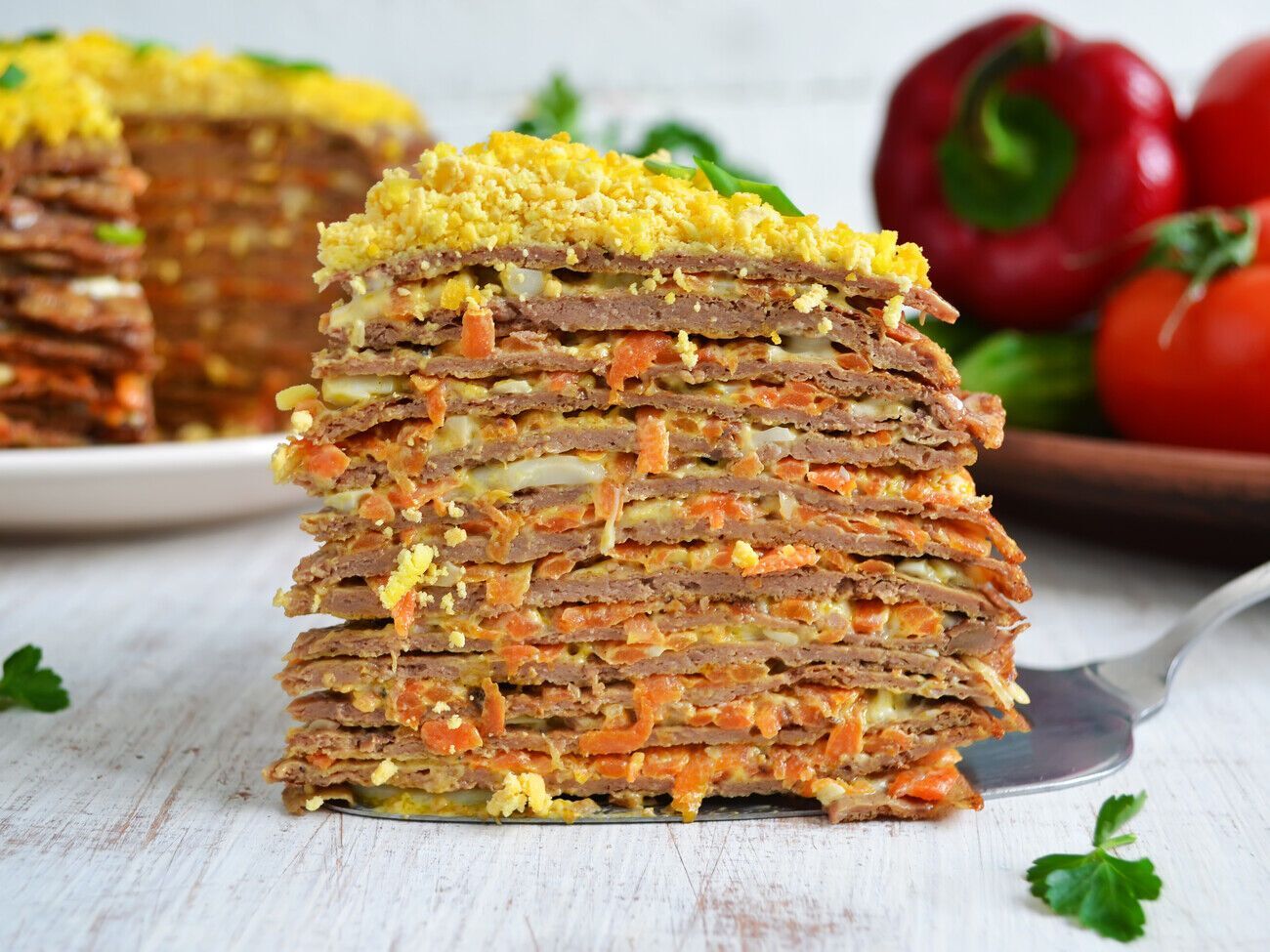 Готовый печеночный торт нужно оставить на 30 минут под прессом, чтобы пропитался