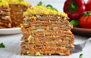 Готовый печеночный торт нужно оставить на 30 минут под прессом, чтобы пропитался