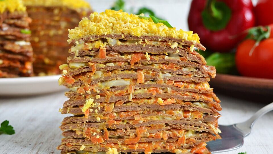 Готовый печеночный торт нужно оставить на 30 минут под прессом, чтобы пропитался