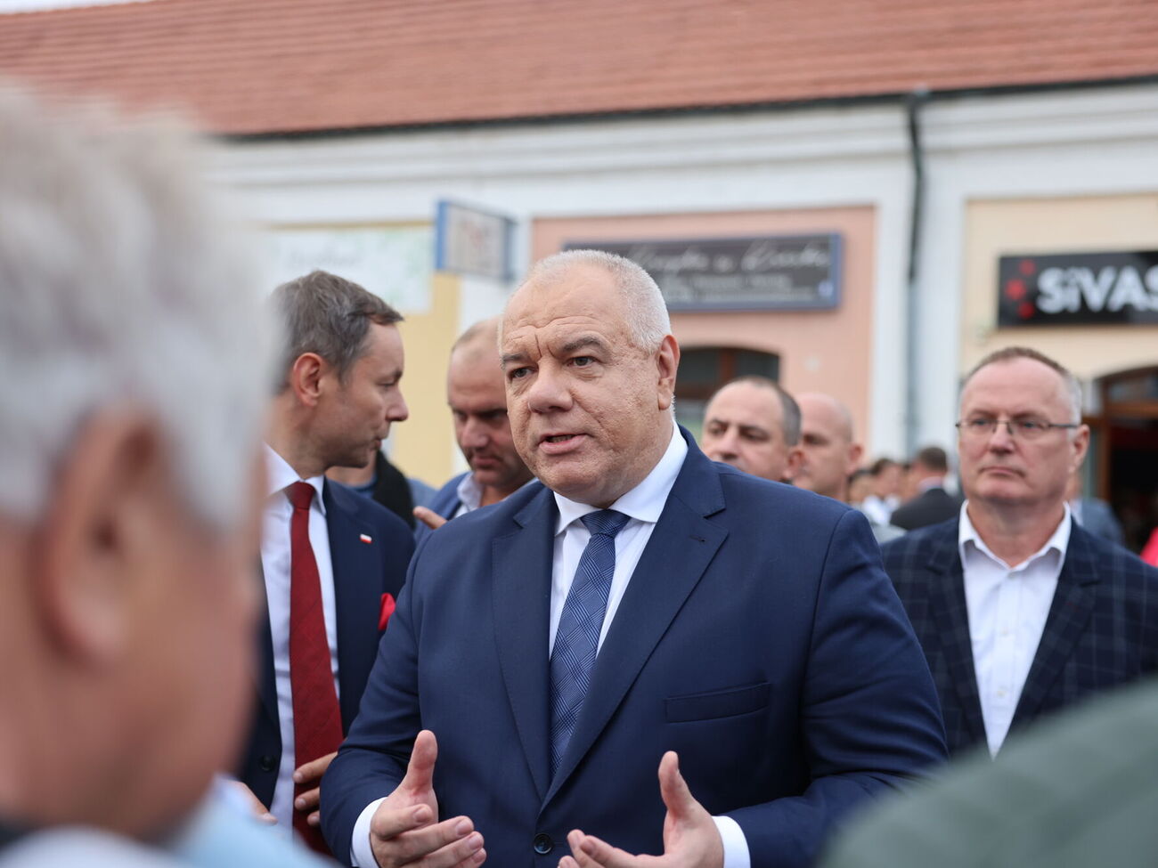 Сасин извинился за свое заявление, назвав его "недоразумением"