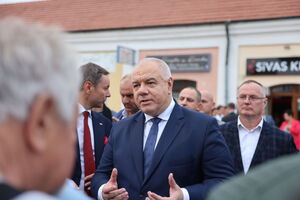 Сасин извинился за свое заявление, назвав его "недоразумением"