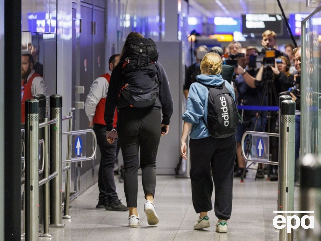 Спрос на срочную эвакуацию постепенно уменьшается, заявили в посольстве