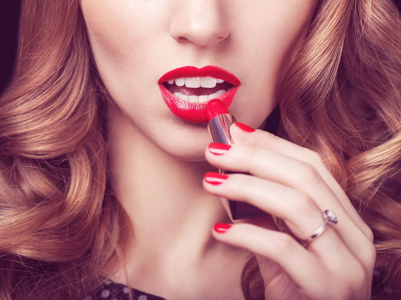Перед нанесением красной помады важно создать ровный тон лица