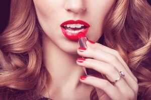 Перед нанесением красной помады важно создать ровный тон лица