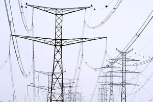 Угроза обстрелов и связанная с этим вероятность возникновения дефицита мощностей в энергосистеме до сих пор есть, напомнили в Минэнерго