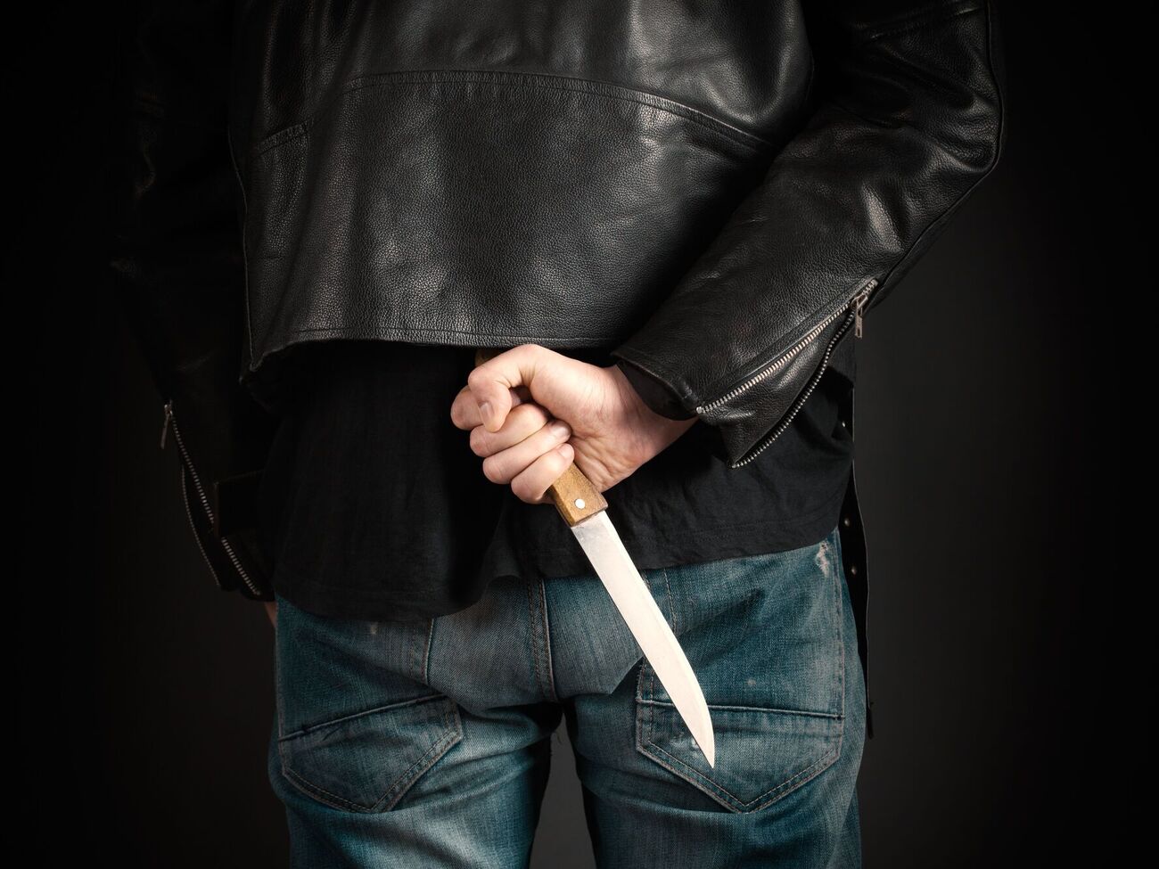 Неизвестные трижды ударили военного ножом в Киеве