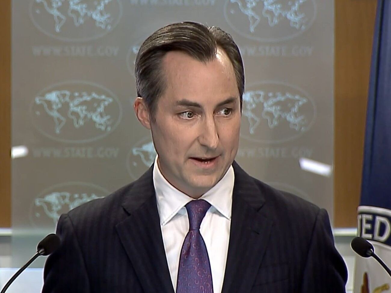 Одной из причин того, что РФ вынуждена "ездить по всему миру" в поисках оружия, являются санкции, введенные против нее со стороны США, отметил Миллер