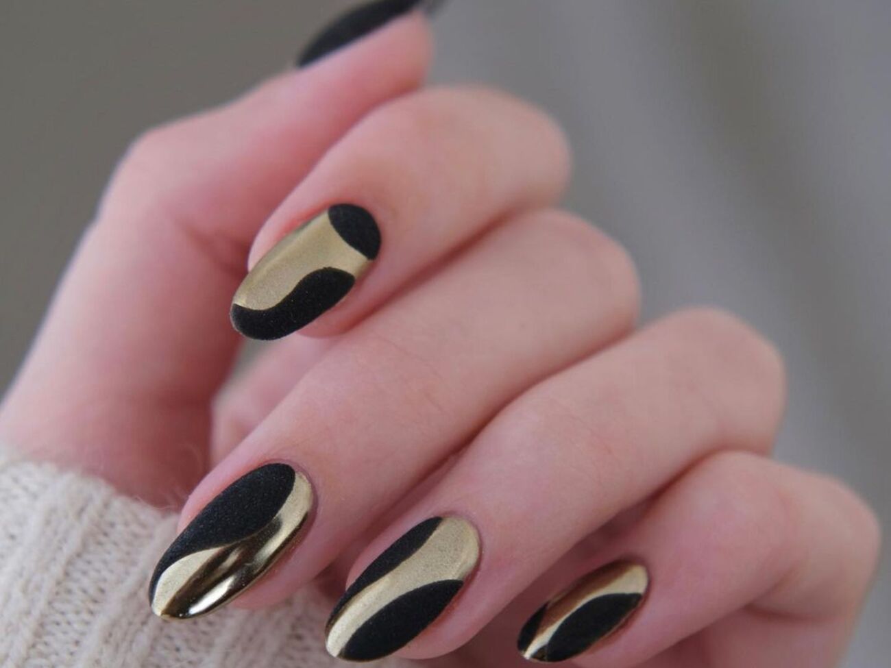 Мастер использовала специальную пудру для создания матового покрытия