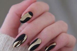 Мастер использовала специальную пудру для создания матового покрытия