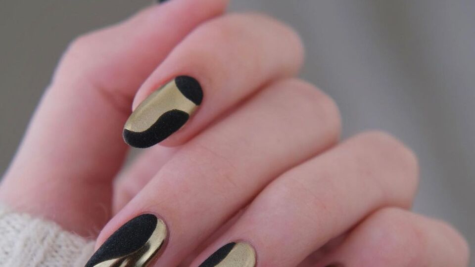 Мастер использовала специальную пудру для создания матового покрытия