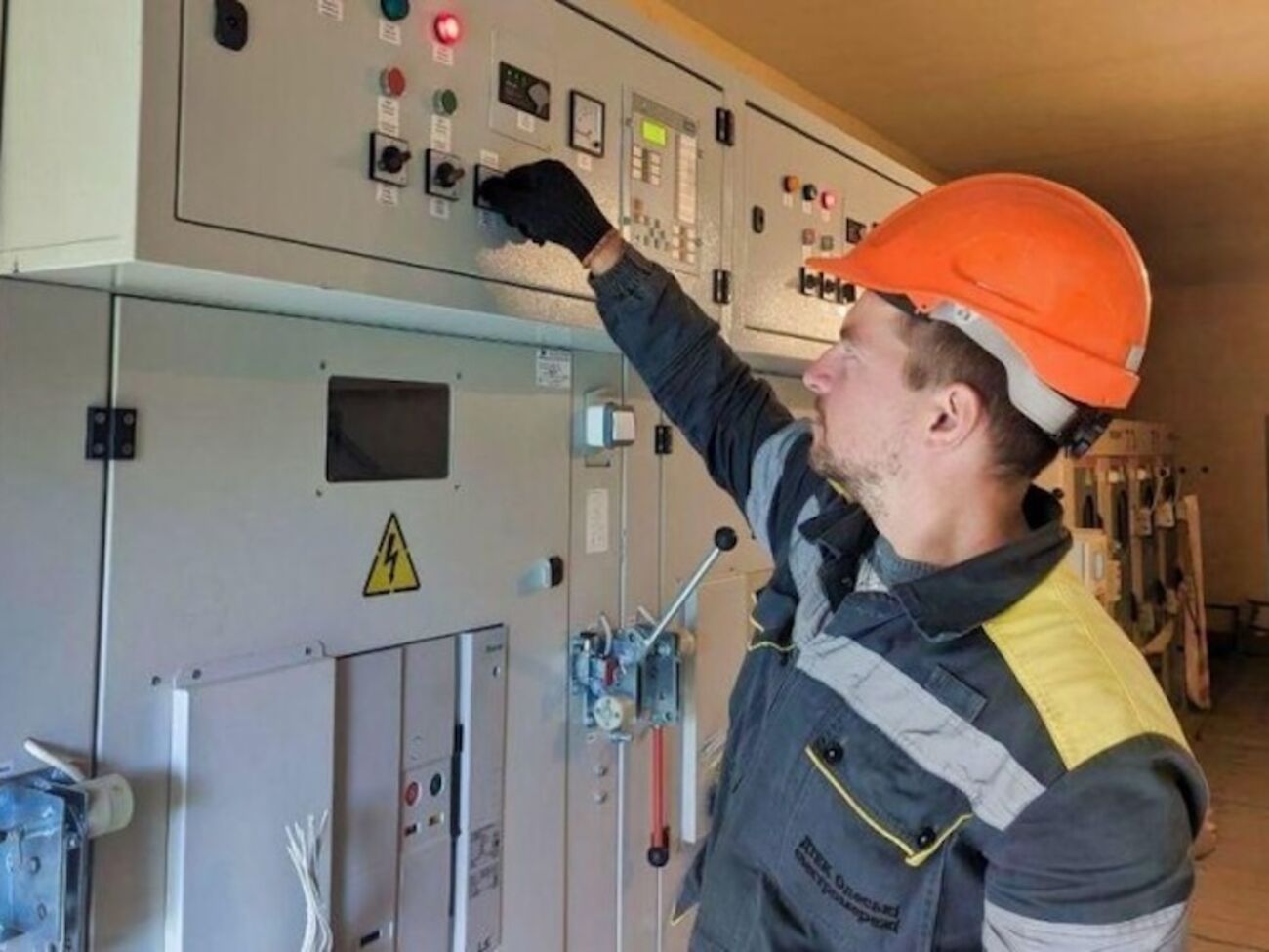 Энергетики непрерывно работают уже 522 суток и восстанавливают оборудование и линии сразу же, как только это становится возможным, подчеркнули в пресс-службе