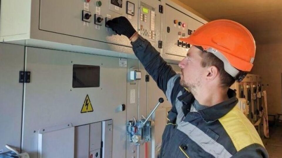 Энергетики непрерывно работают уже 522 суток и восстанавливают оборудование и линии сразу же, как только это становится возможным, подчеркнули в пресс-службе