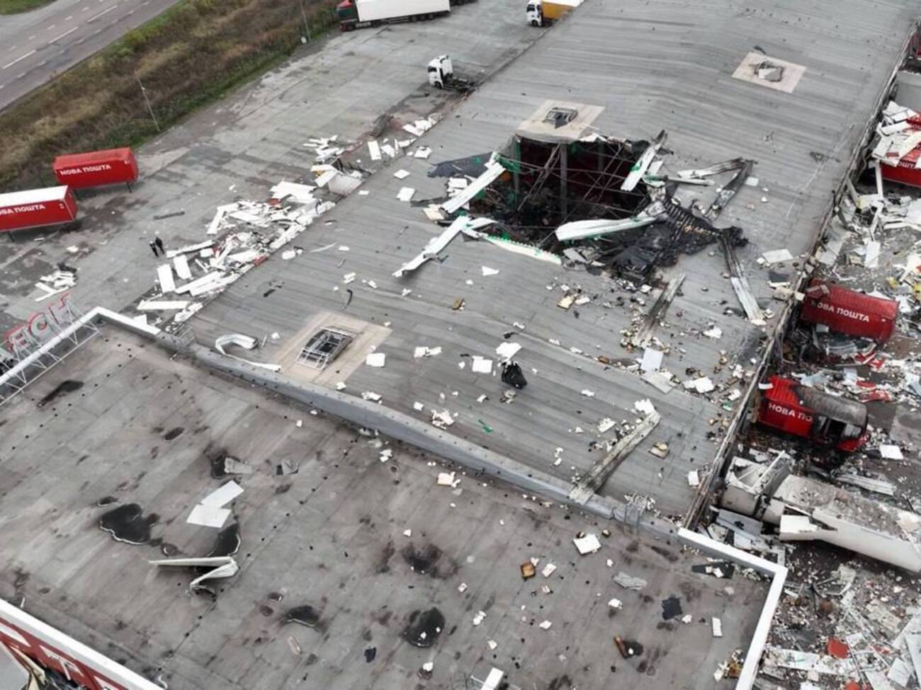 Оккупанты ударили двумя ракетами С-300 по терминалу "Новой почты" под Харьковом около 22.15 21 октября