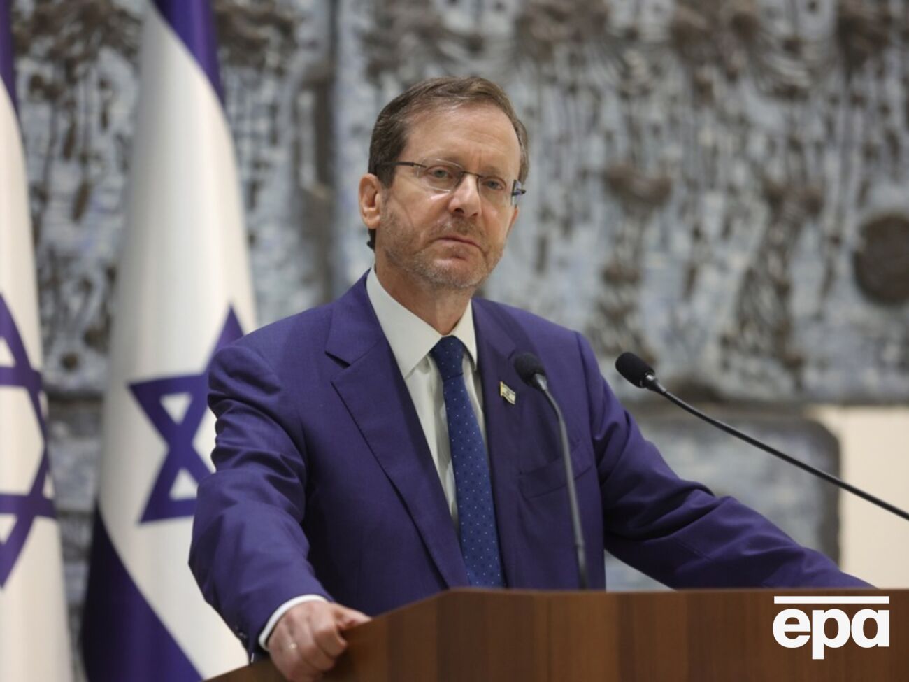 Герцог показал в эфире Sky News инструкции по изготовлению химического оружия, найденные у боевиков ХАМАС