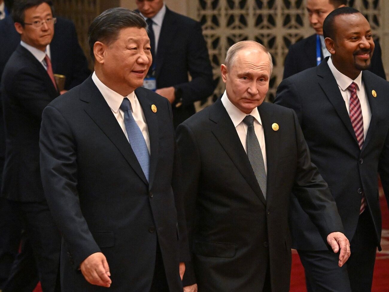 Путина после встречи с Си Цзиньпином в Пекине 18 октября сняли в окружении офицеров, которые несли ядерный чемодан