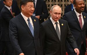 Путина после встречи с Си Цзиньпином в Пекине 18 октября сняли в окружении офицеров, которые несли ядерный чемодан